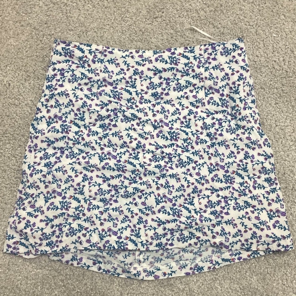 We're All Pretty Girls Skirt Size Small Flower Print